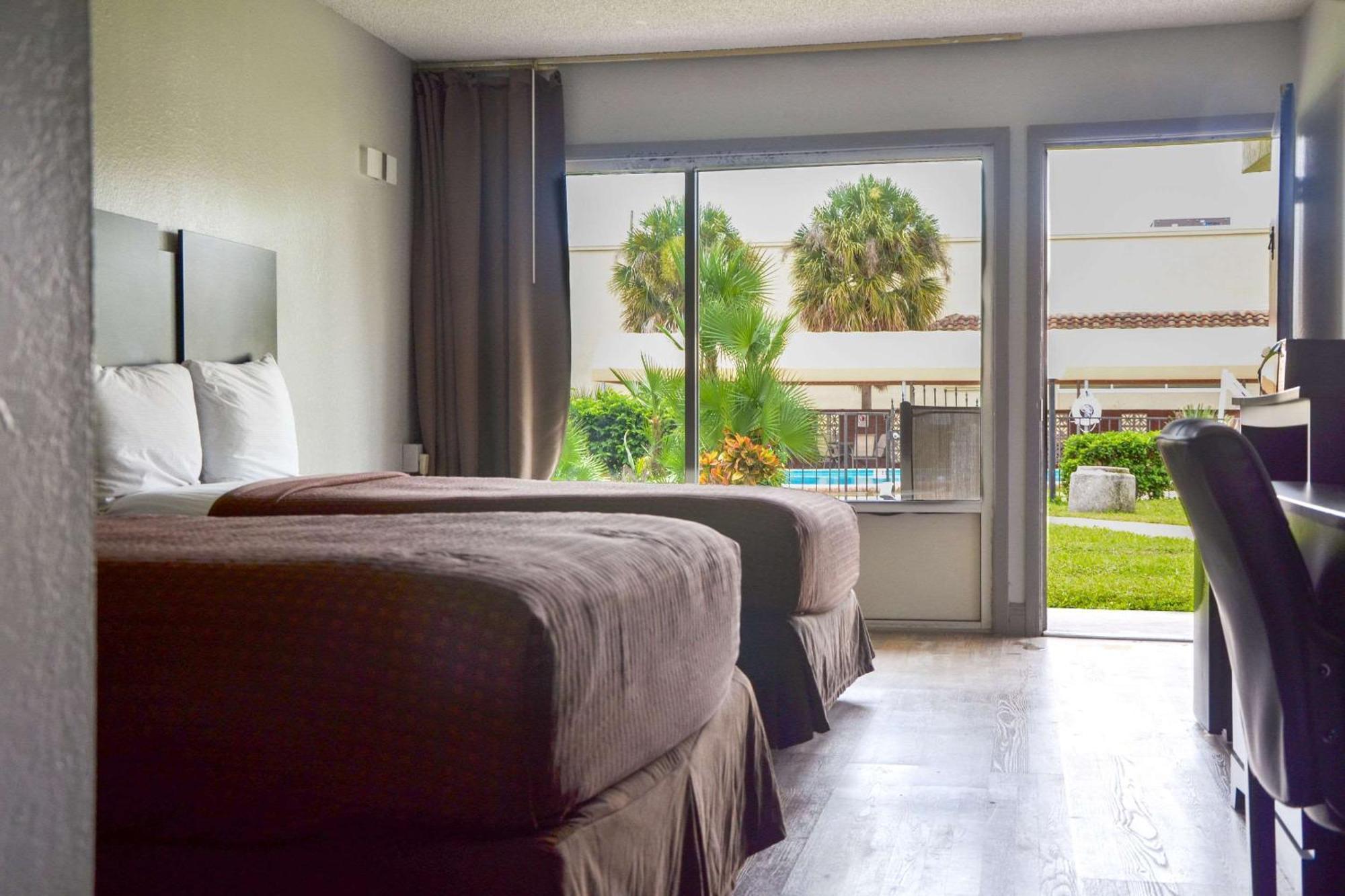 Rodeway Inn Sun City Center エクステリア 写真