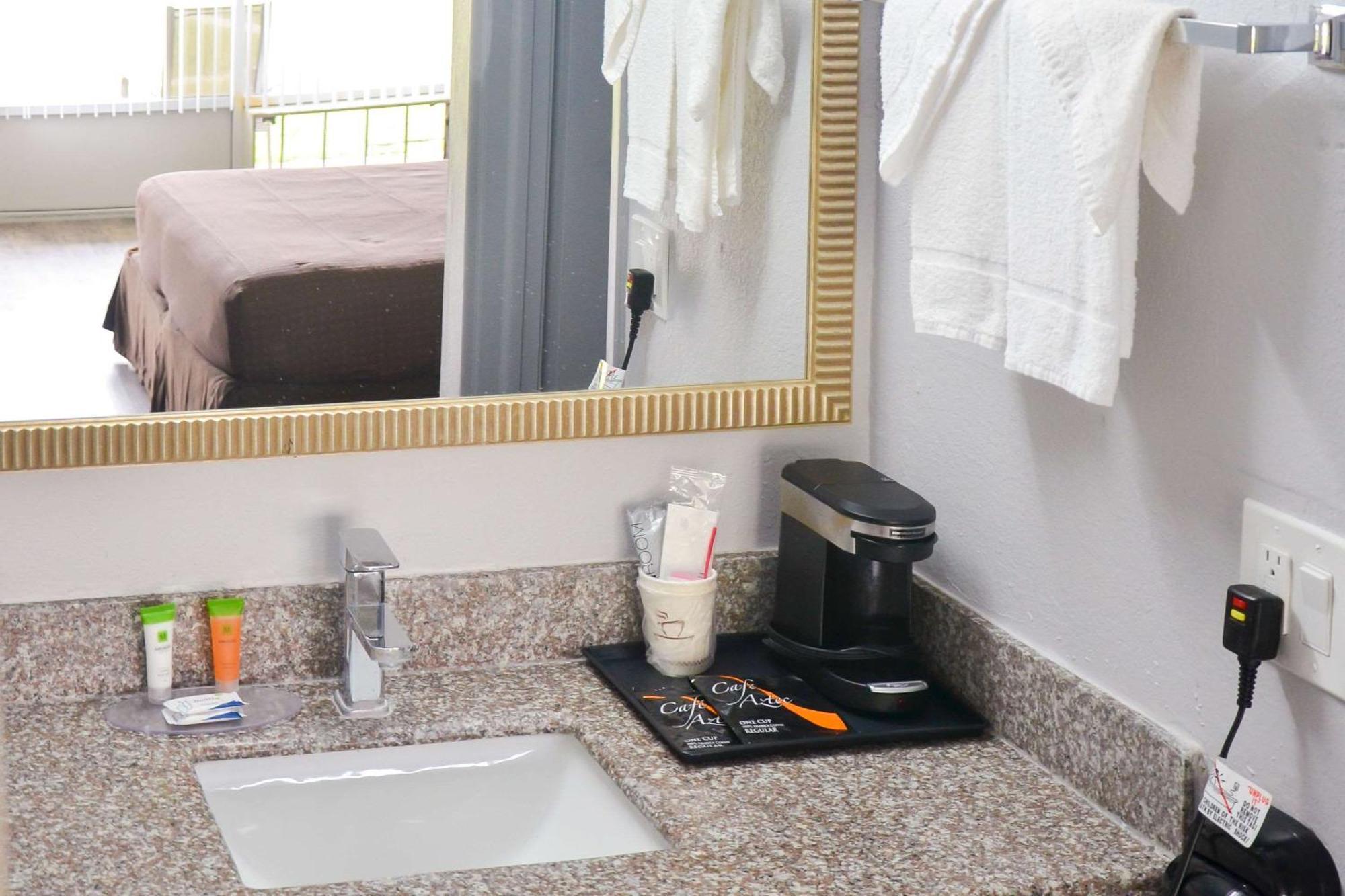 Rodeway Inn Sun City Center エクステリア 写真